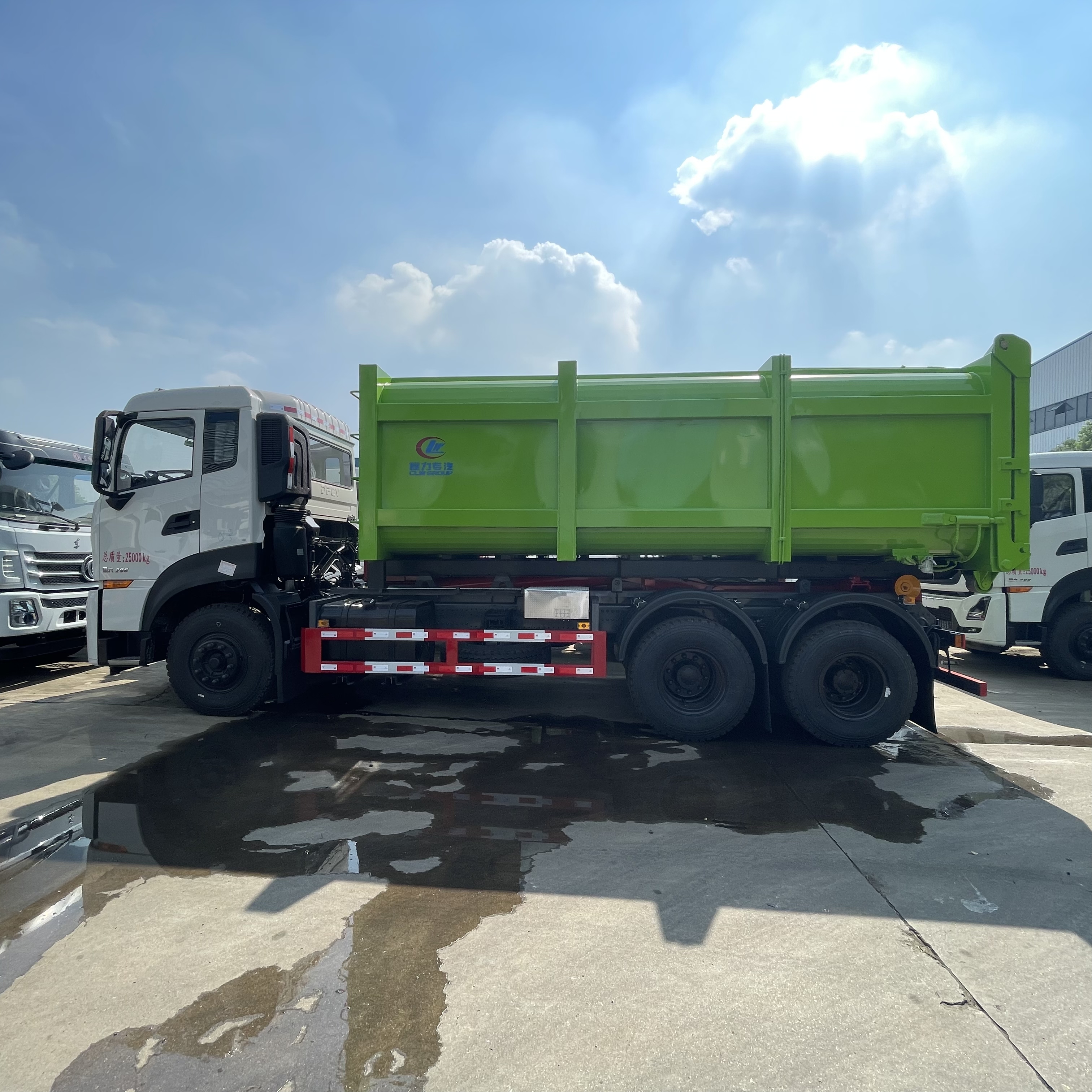 分体垃圾站配套勾臂垃圾车和垃圾箱