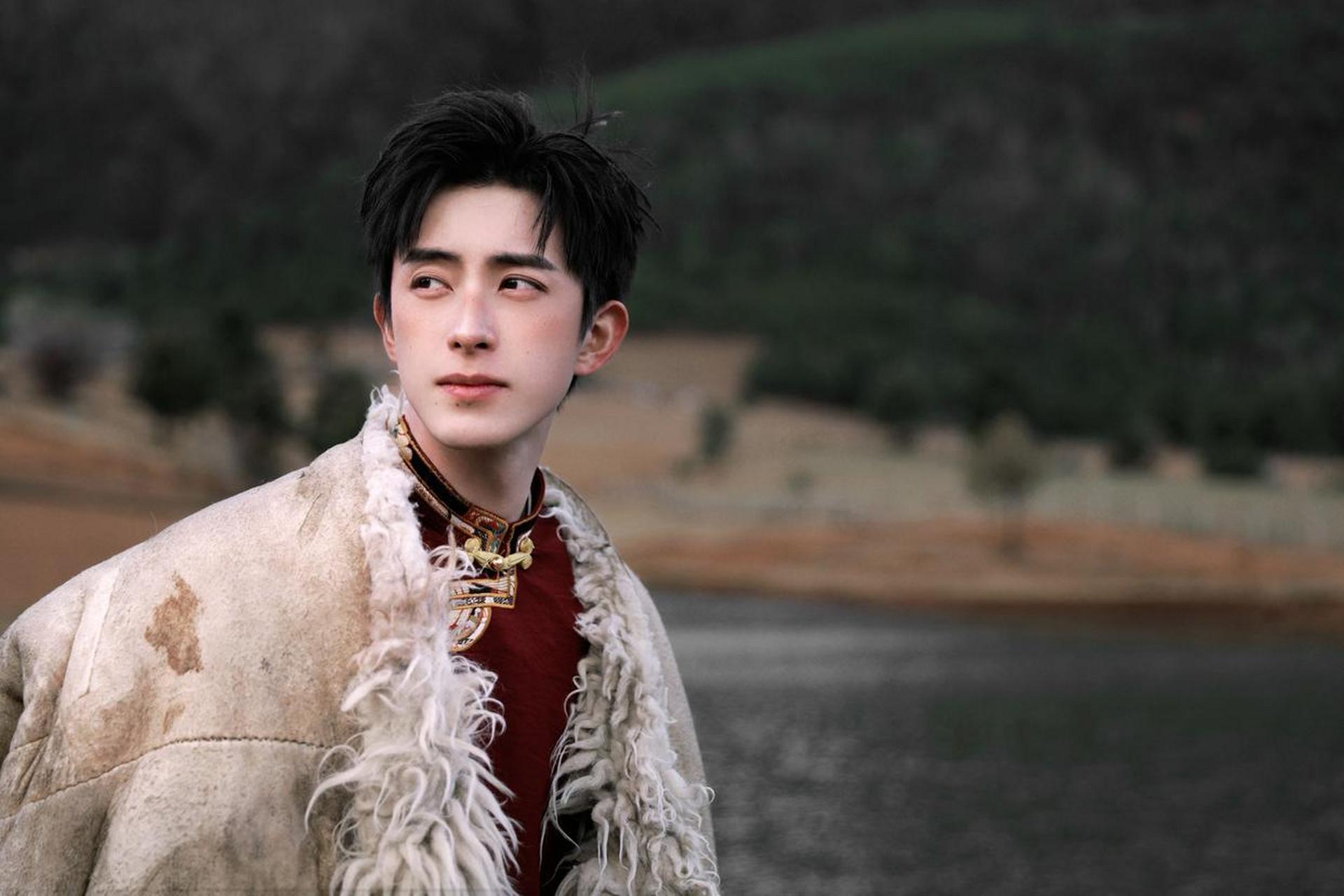 敖瑞鹏民族风写真壁纸[月亮][微风]