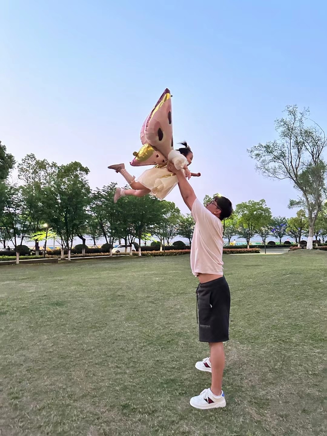 陪伴不是妈妈一个人的事,爸爸在孩子砂职职雅偕贤范 飞起来把