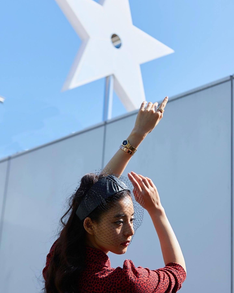 新木优子复古头饰搭配红衣黑裙优雅气质户外写真图片