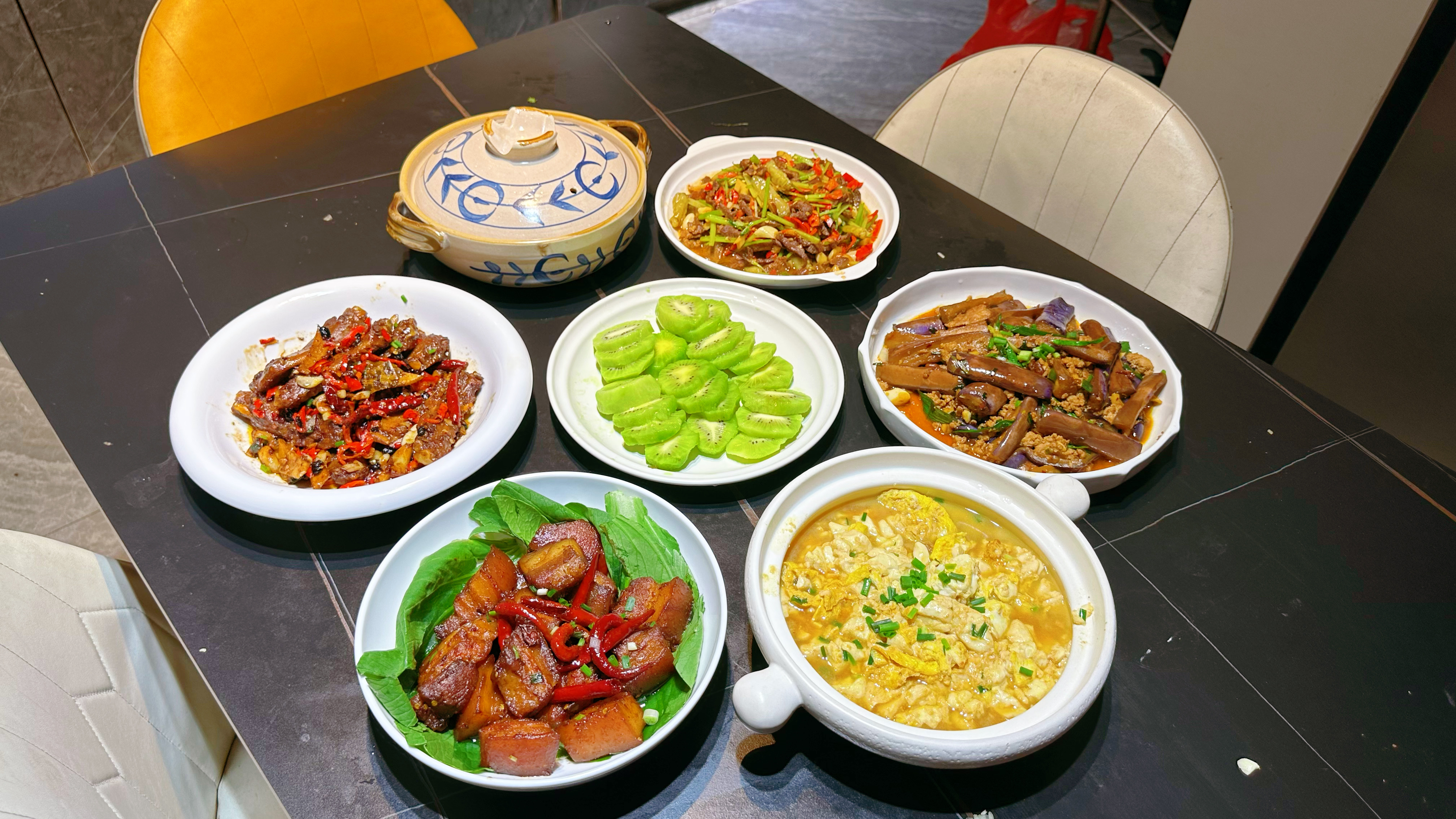 老公在外面辛苦一天了,我做了一桌热腾腾的饭菜,他说娶到你真好