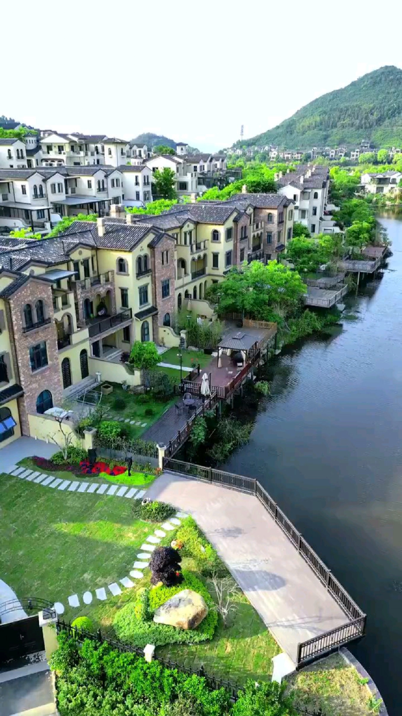 绿城高尔夫别墅背山面水环境好,占地2650亩,精装修300w起