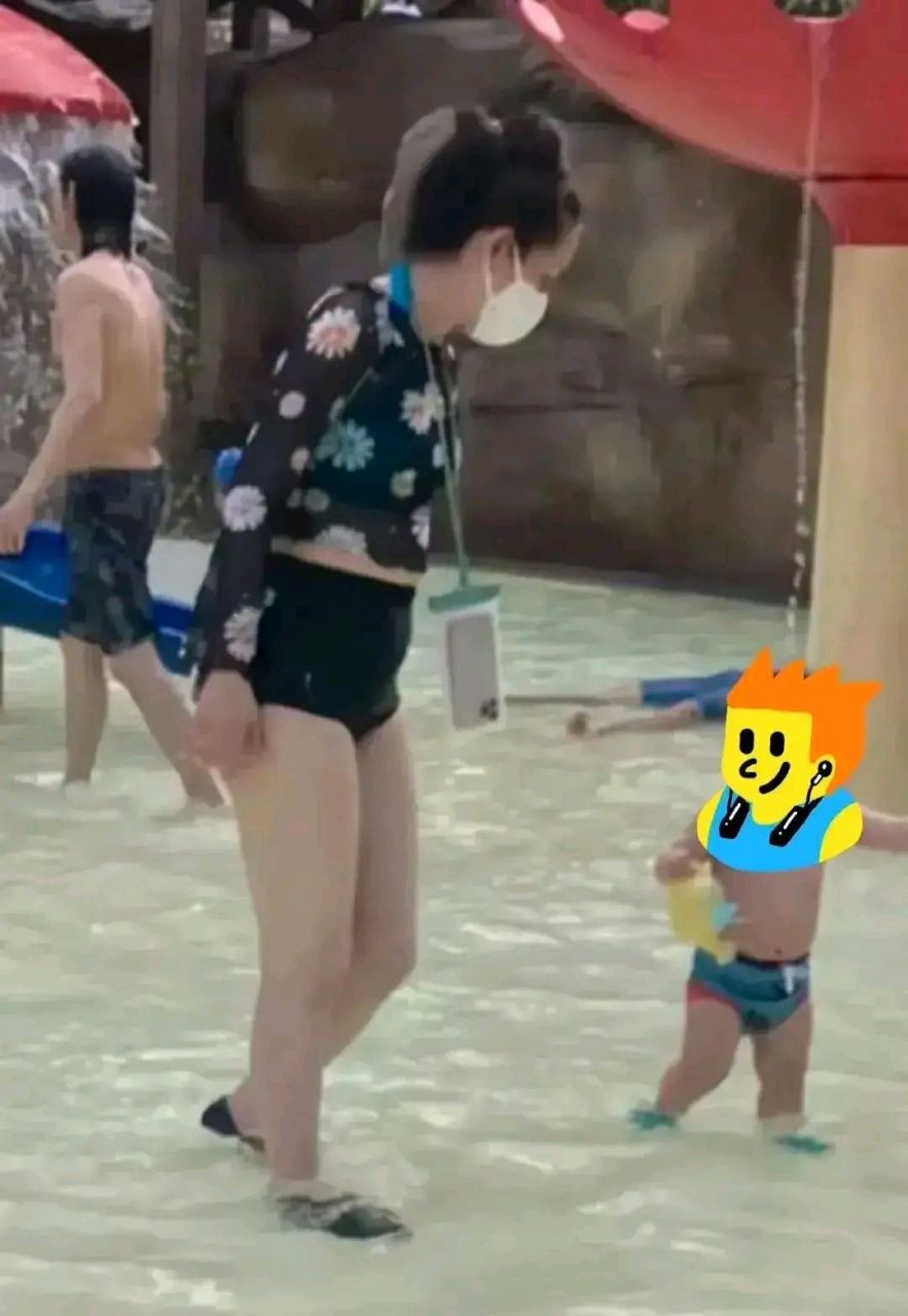 郭碧婷抱孩子游泳,身材发福,大腿粗壮,肚子圆鼓鼓.