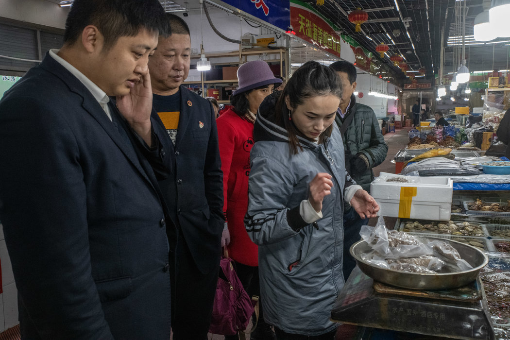 去年,顾客在中国大连的一个市场购买冷冻海参。