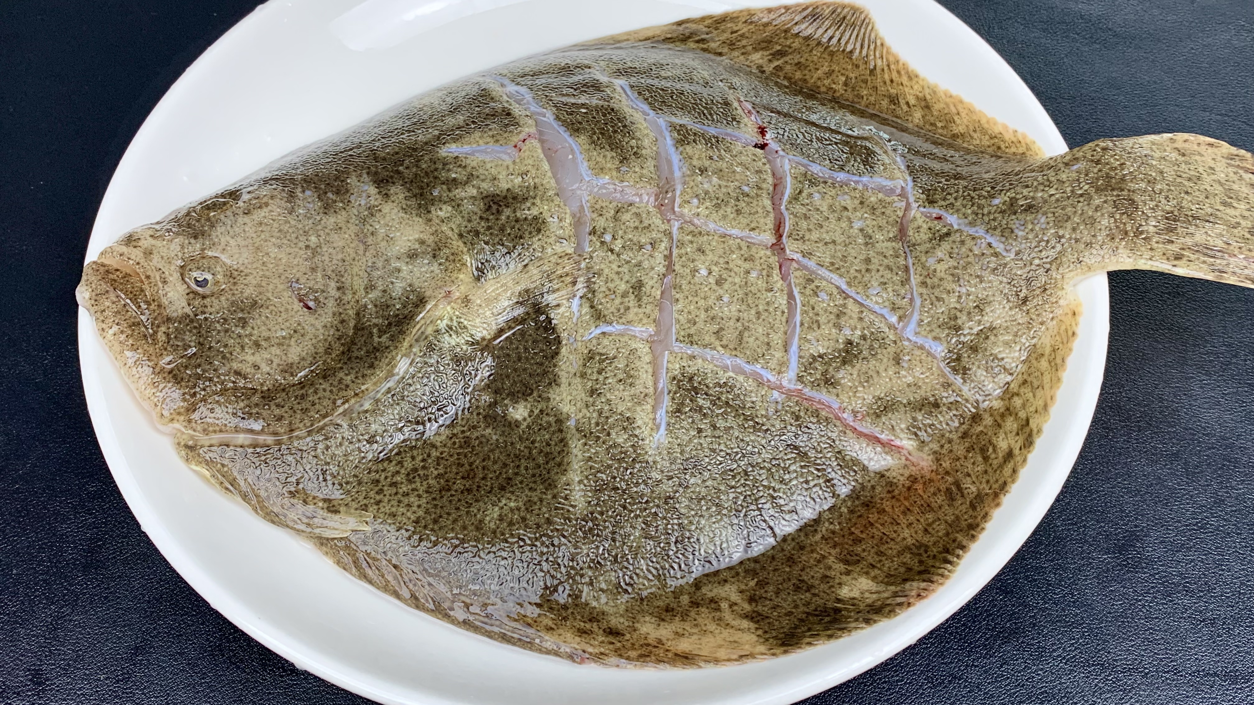 掌握3个重点,蒸好的多宝鱼,比饭店的还好吃,鱼肉鲜嫩无腥味