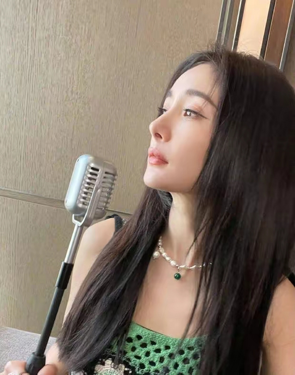 据悉,"八字没一撇"演唱会是杨幂和粉丝玩了很久的梗,之前有人问杨幂