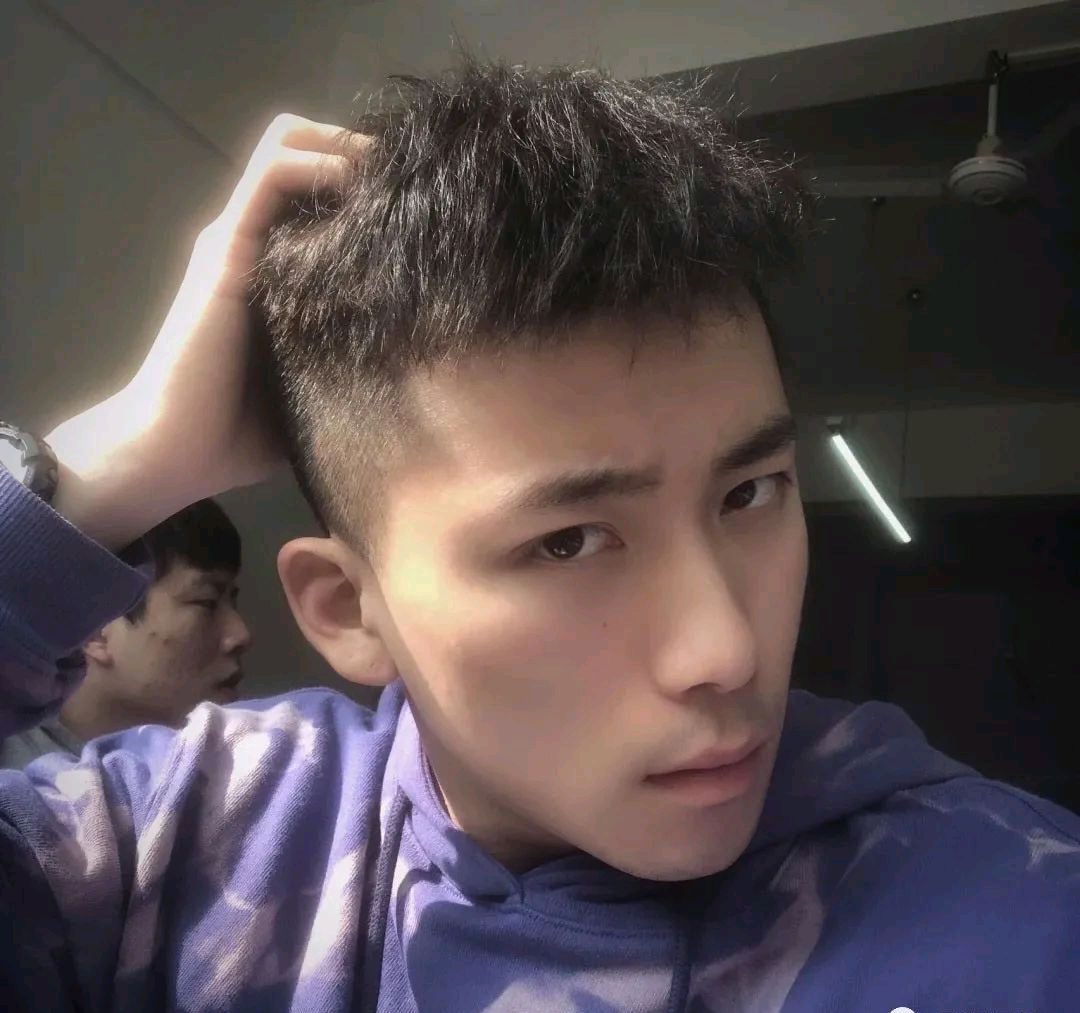 21岁武汉180cm运动帅哥,他的样子真的很酷!