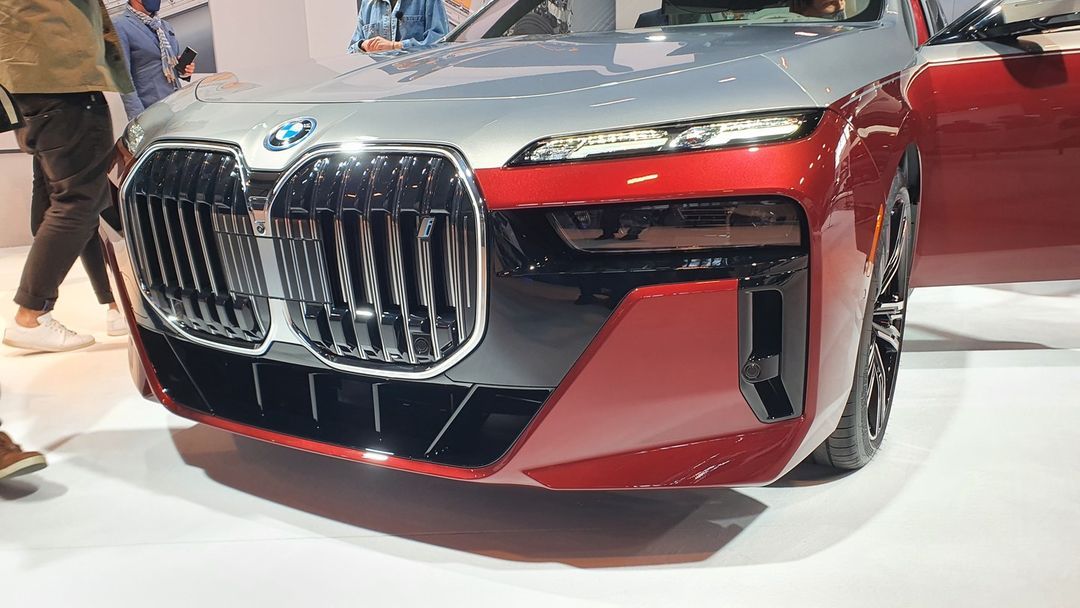 标配"眯眯眼"大灯,全新宝马7系实拍,双色车身 贯通仪表,霸气