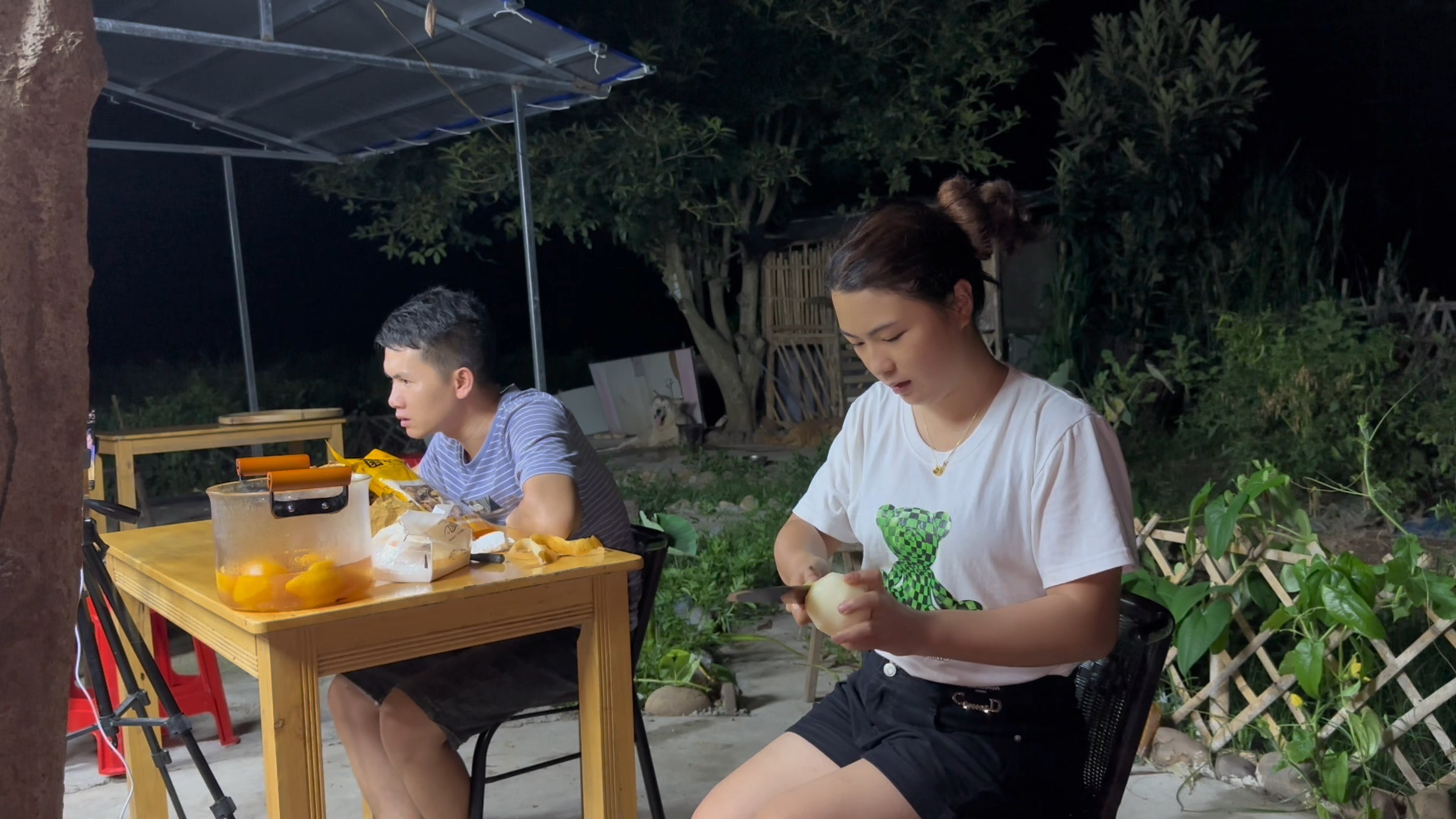 老谭不想把阉鸡卖了,还剩20多只想留着自己吃,养太久卖了不划算