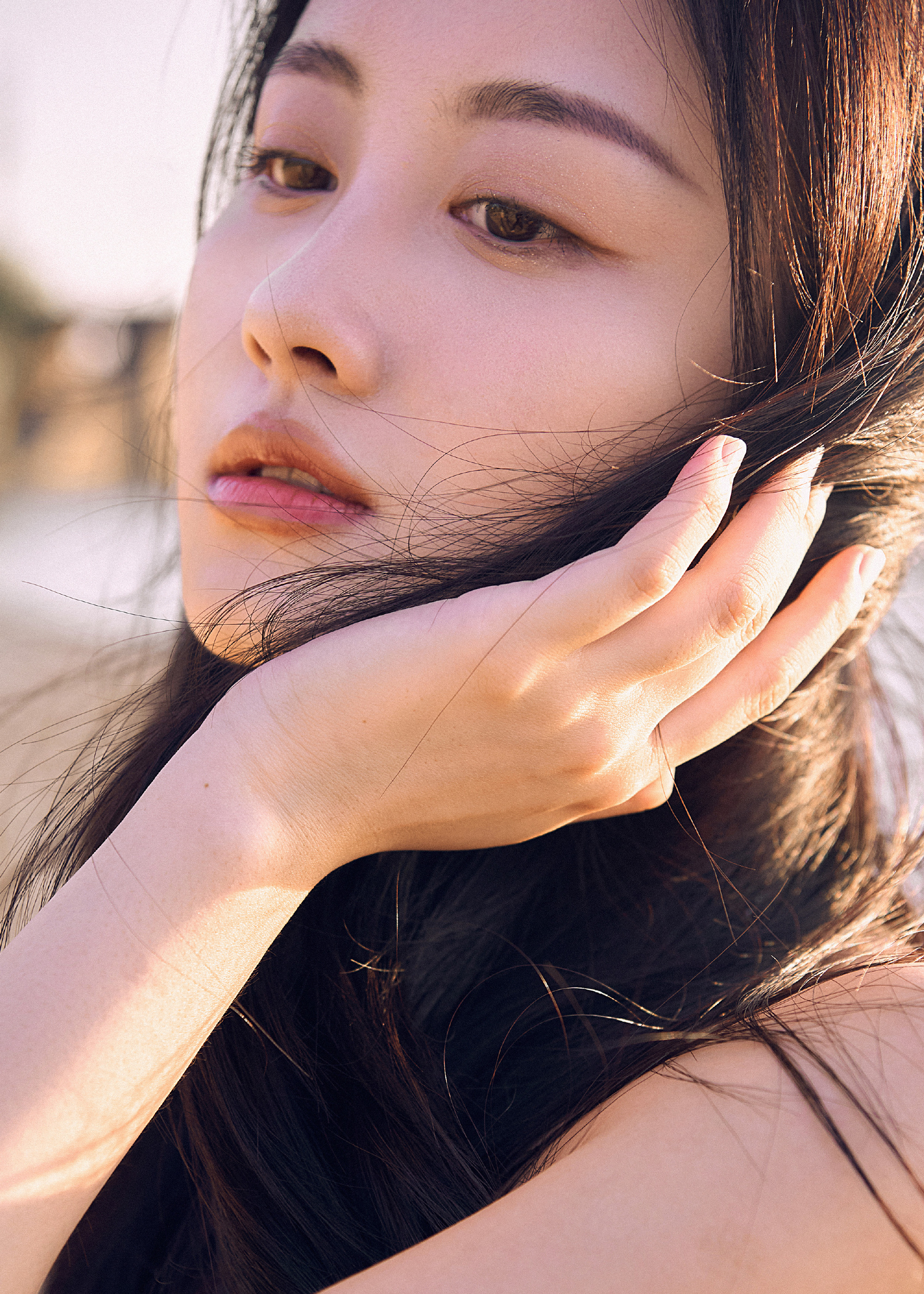 好像是位美妆博主,长得很漂亮,又特别会化妆,养眼