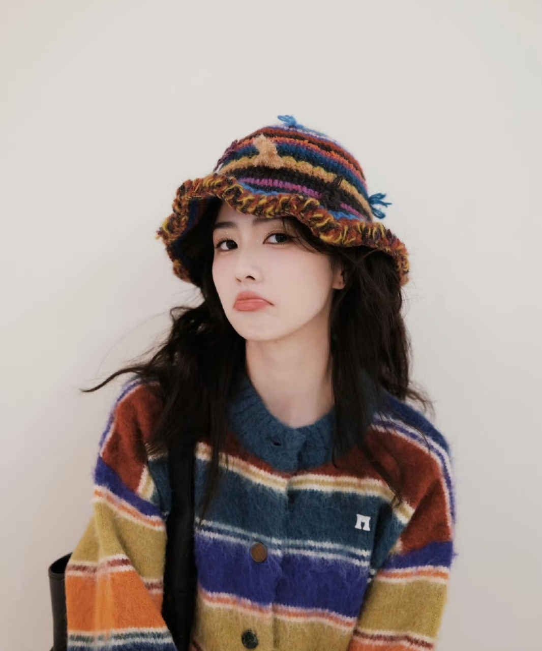 白鹿晒可爱自拍宠粉营业,每一张表情手势都不一样,古灵精怪喜感十足.