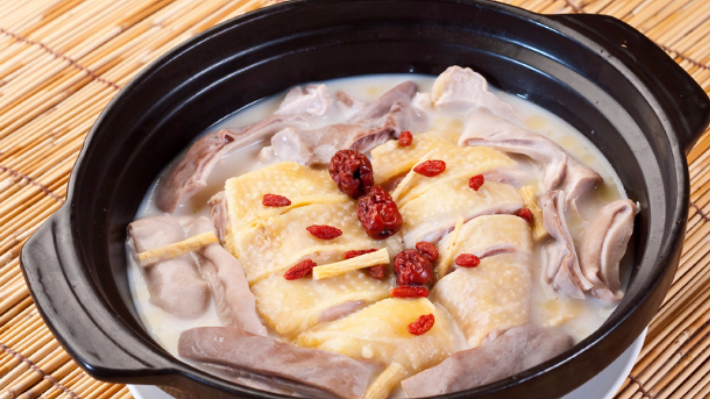 大家好,今天我来和大家介绍广州特色小吃——猪肚煲鸡.