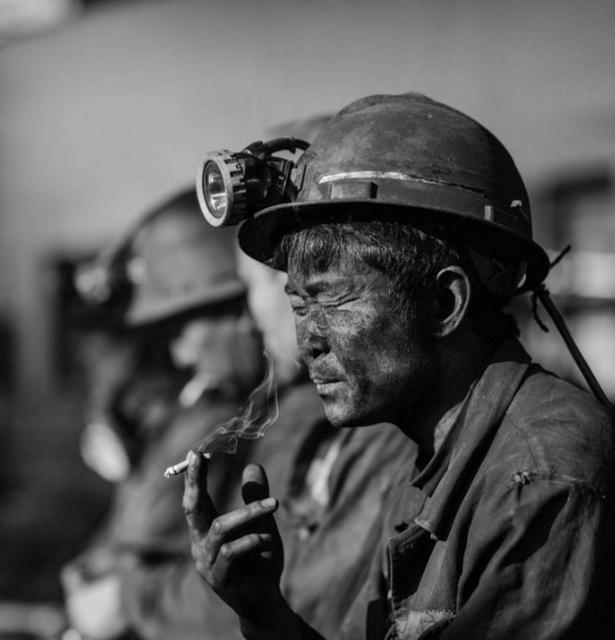 三四十年的矿工生涯之后,他们陆续得了硅肺症:咳嗽,哮喘,长期激烈劳动