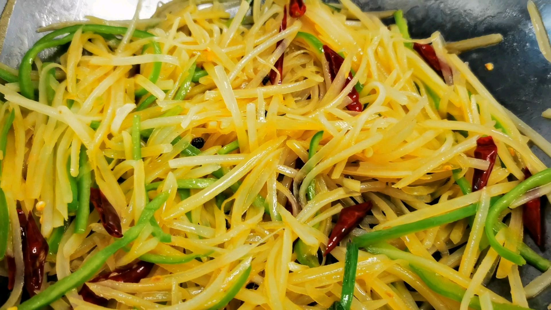 大厨教你酸辣土豆丝的正确做法,香辣酸爽又开胃,下酒又下饭