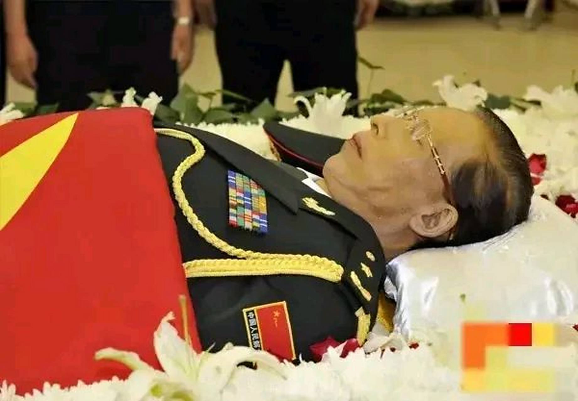 开国中将张震将军儿子张宁阳将军病逝,留下一张遗容照,照片中他的遗体