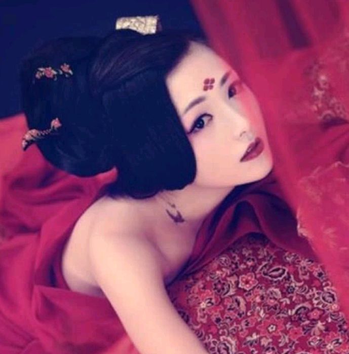 诗经《国风鄘风君子偕老》描述古代一风尘女子的华丽转身