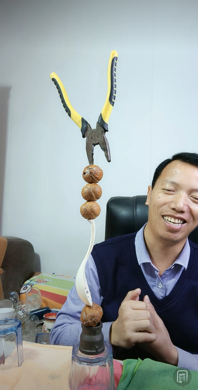 这位平衡术大师感觉很厉害的样子,他能用茶杯,核桃,钳子,啤酒瓶甚至