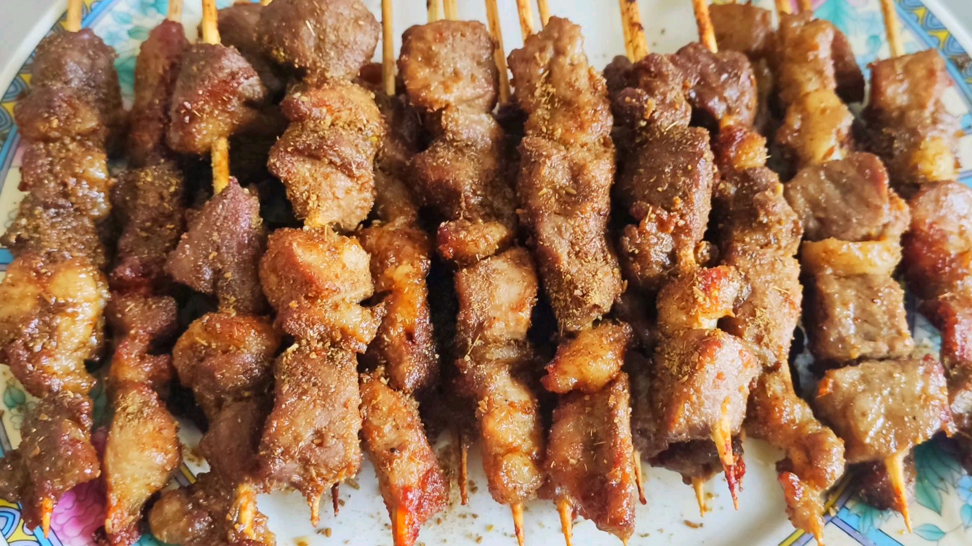 自己在家烤羊肉串,好吃不贵,货真价实,干净卫生