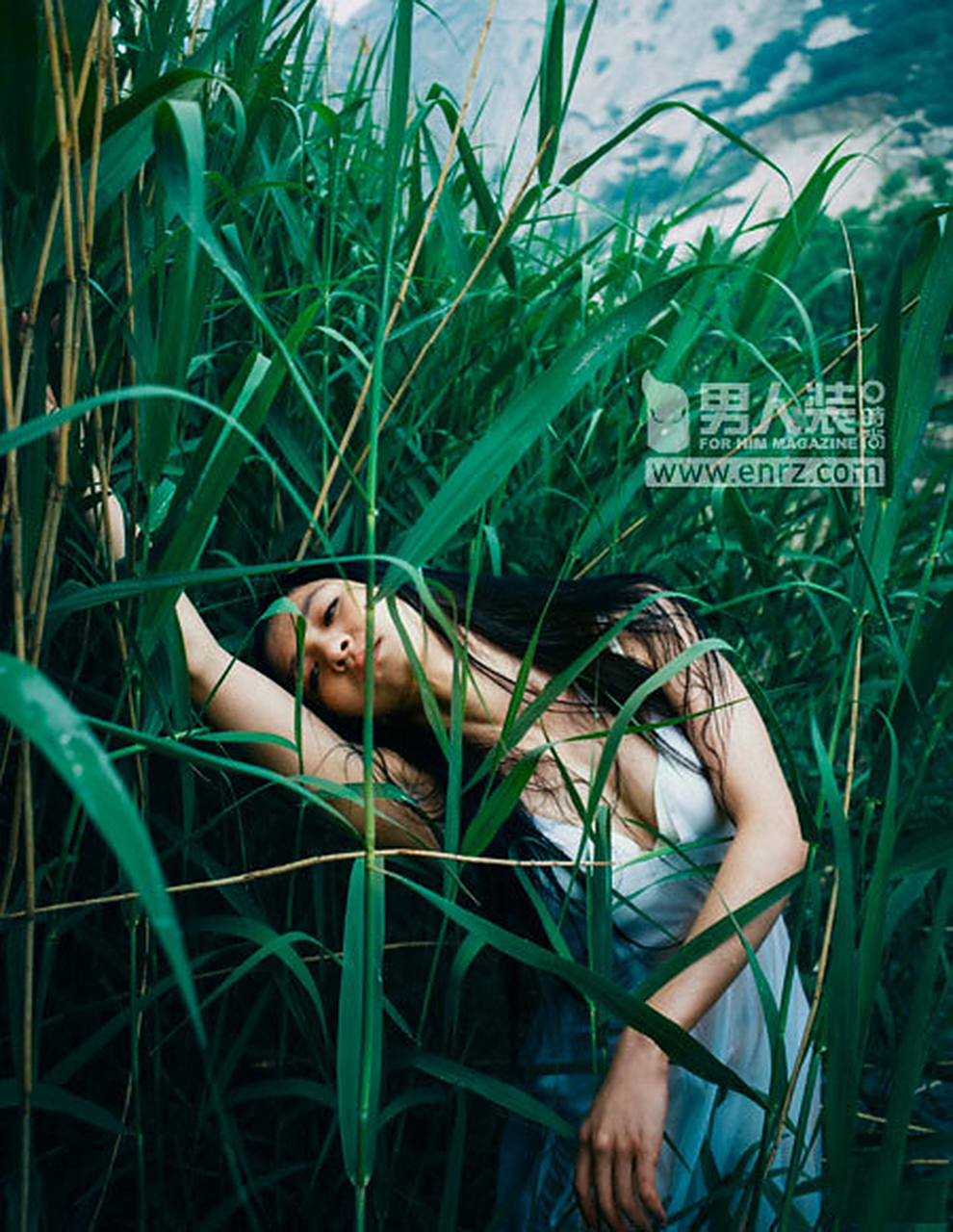 相隔七年,唐诗逸再登《男人装》,才发现当年这组水中大片有多性感!