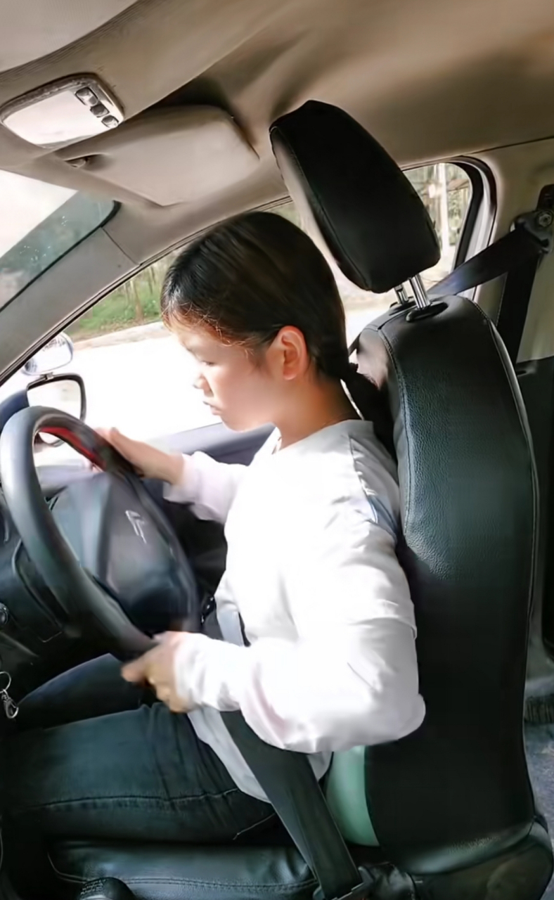 女司机开车,为什么都喜欢把座位调的靠前呀!