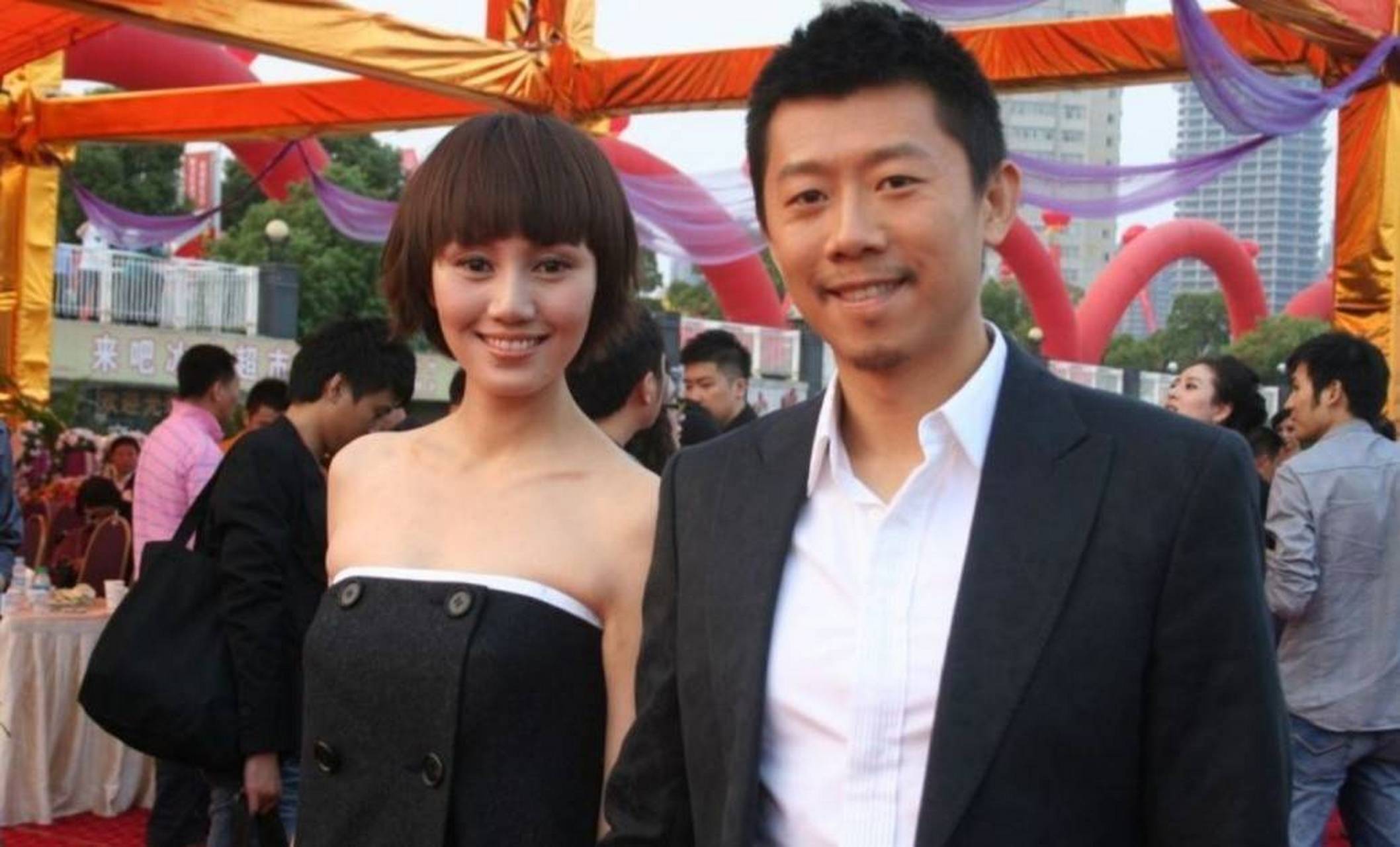 袁泉与夏雨从校服到婚纱,一家三口幸福快乐,人品,衣品好,艺德,为她