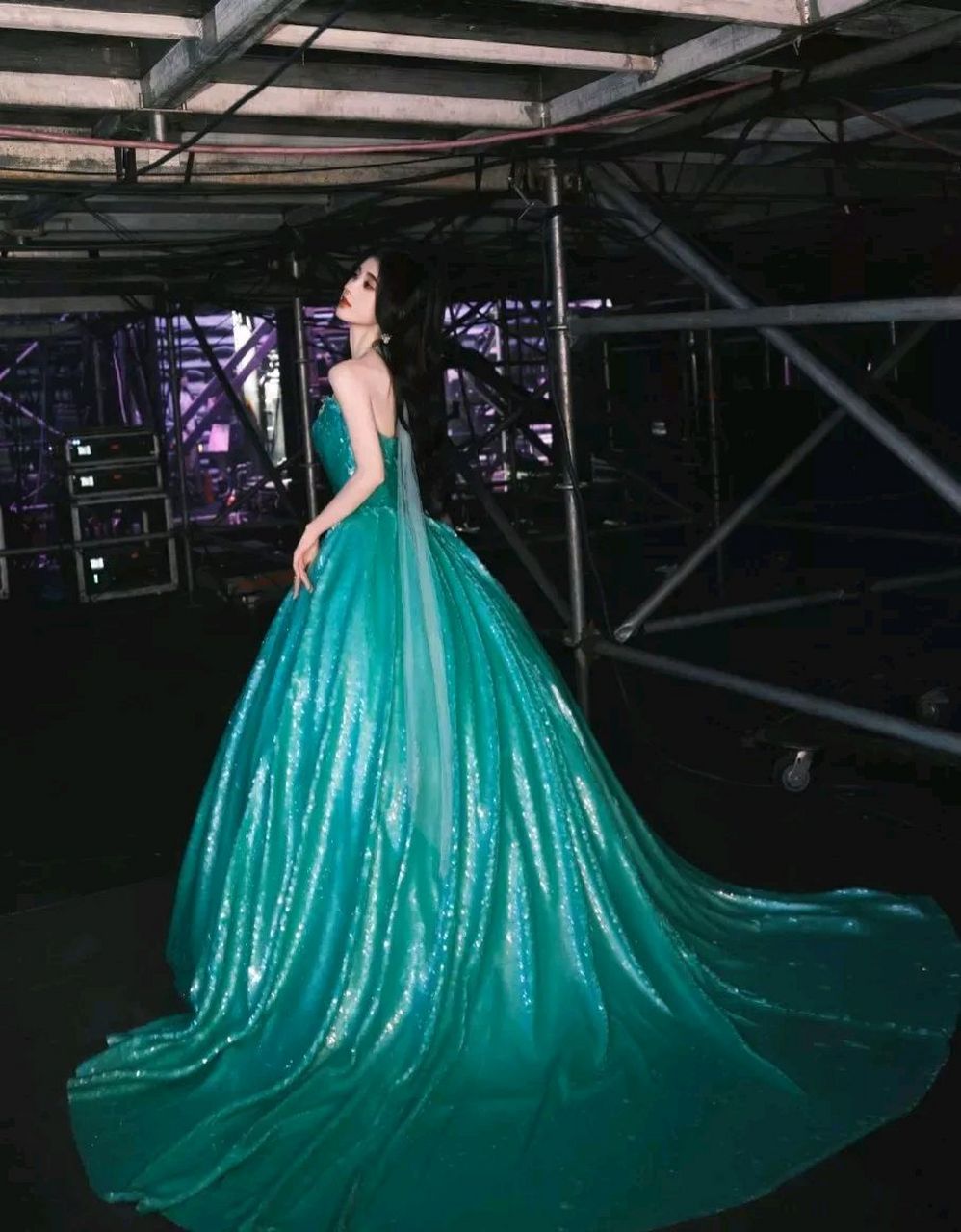 8月6日,29岁的女星鞠婧祎以一袭华丽的礼服在演唱会上出场,引发了热议