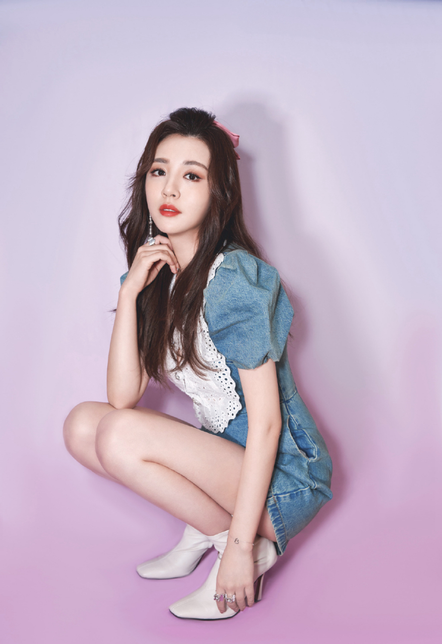 王晓晨穿搭: 清新的牛仔连体裤, 有种灵动的少女感