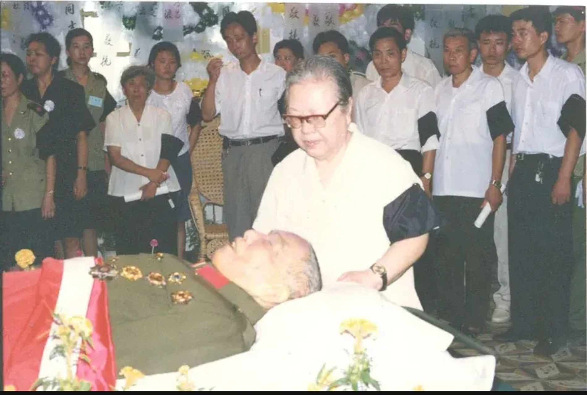 這是1997年,盧勝將軍病逝後,一張罕見的遺容,照片中的他神態安詳,妻子