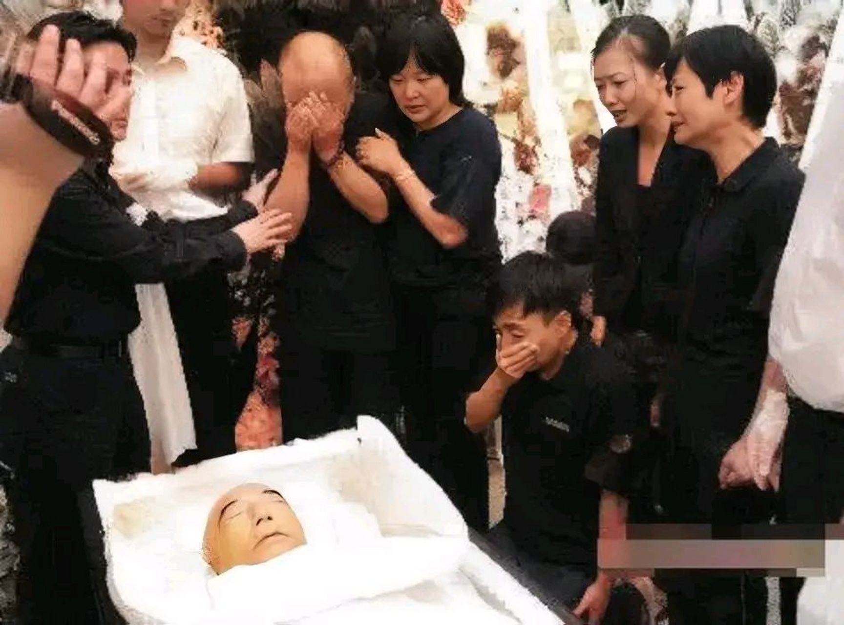 这是2009年,李丁病逝后,一张罕见的遗容,照片中的他神态非常安详的躺