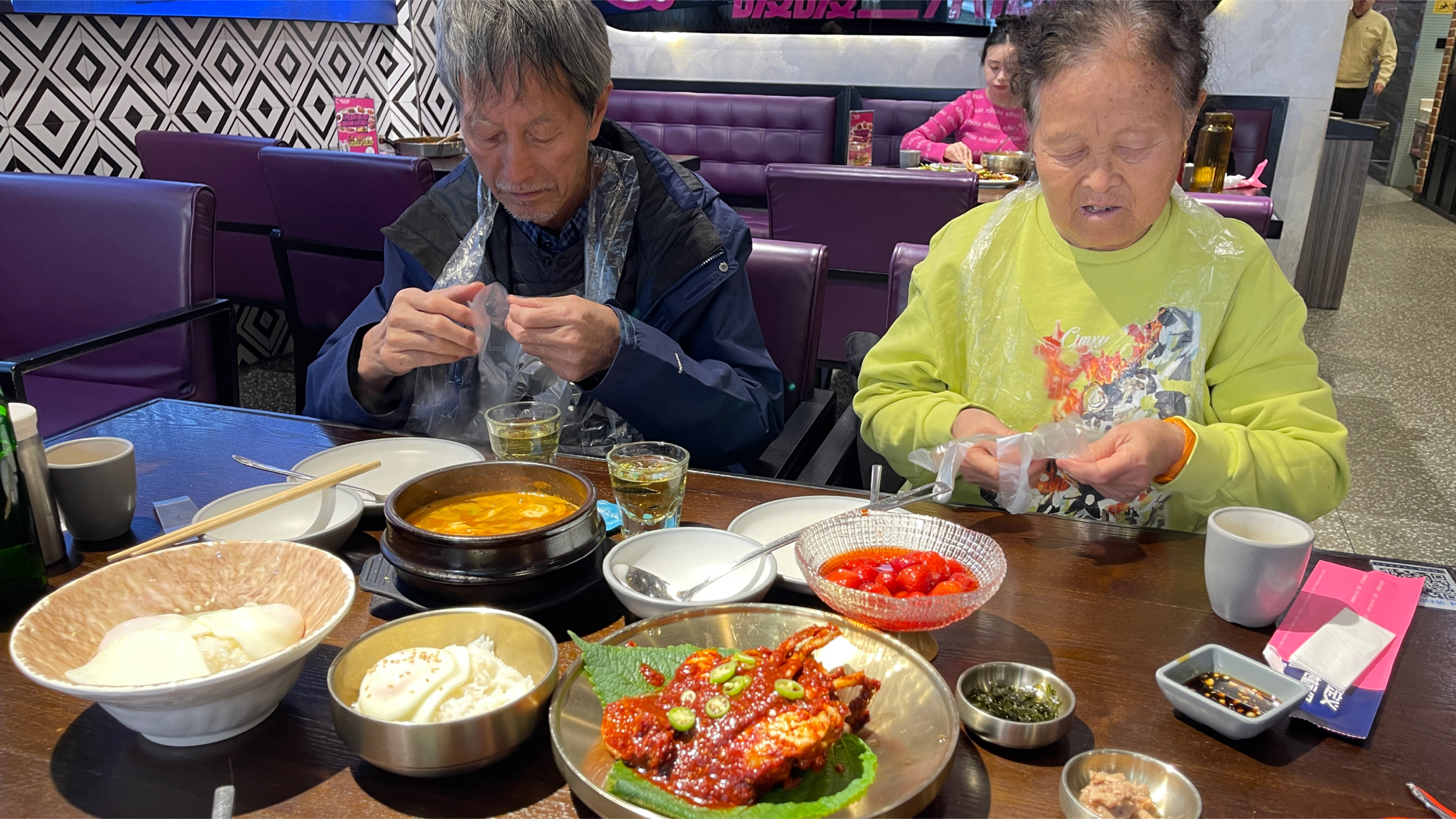 和爸妈去沈阳西塔吃酱辣蟹,消费122元,招牌拌饭10元一碗