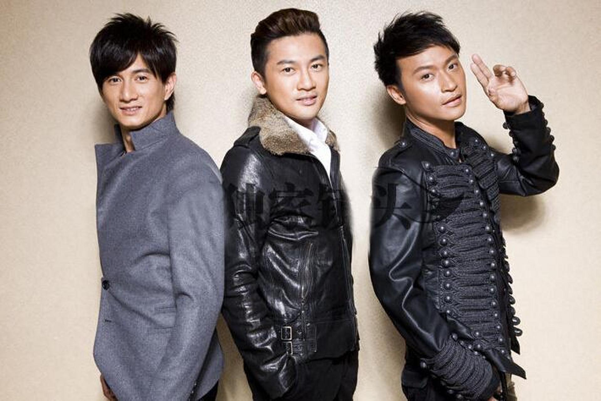 他们是中国台湾第一个男子偶像组合,是华人团队偶像鼻祖,小虎队:"霹雳