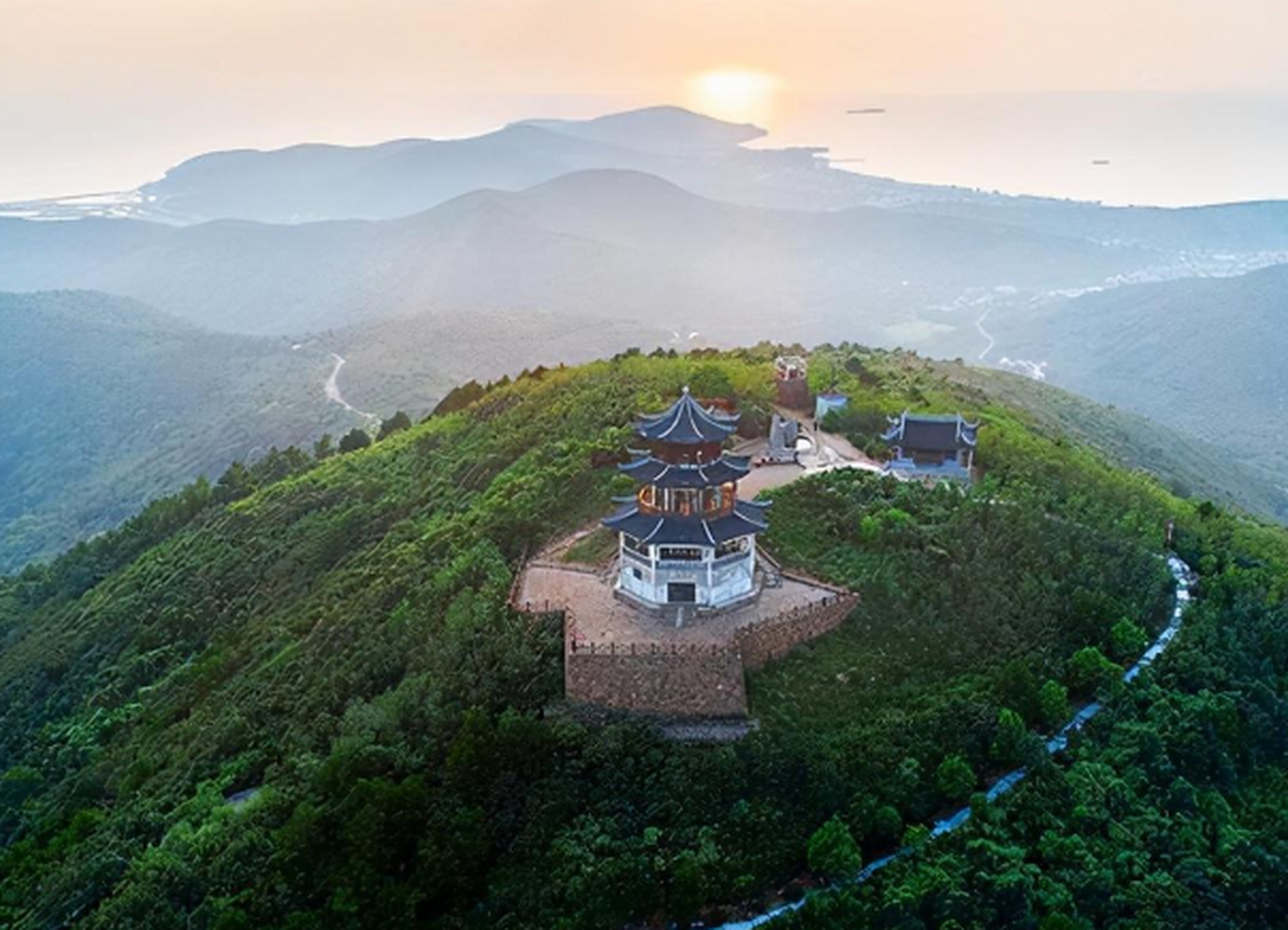 苏州的缥缈峰景区曾是游客的热门目的地,但近年来因门票价格争议而