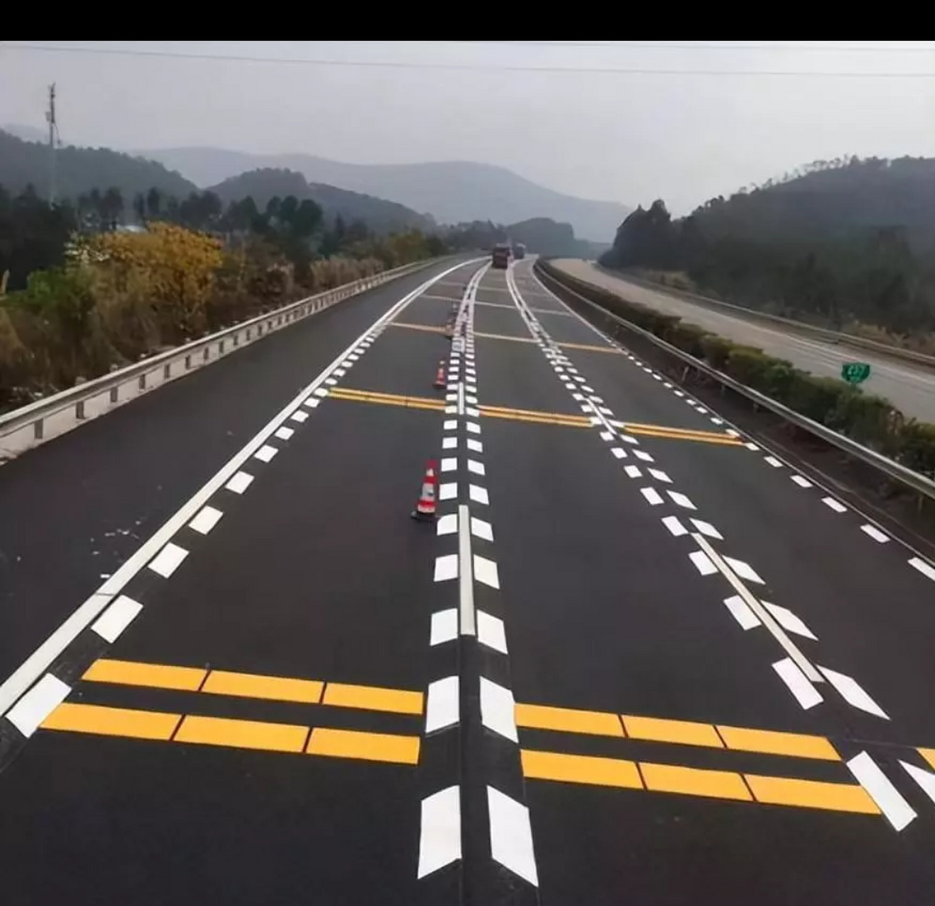 鱼骨线你还敢变道么[汗]  "鱼骨线"分布在行车线的两侧,在视觉上使 行