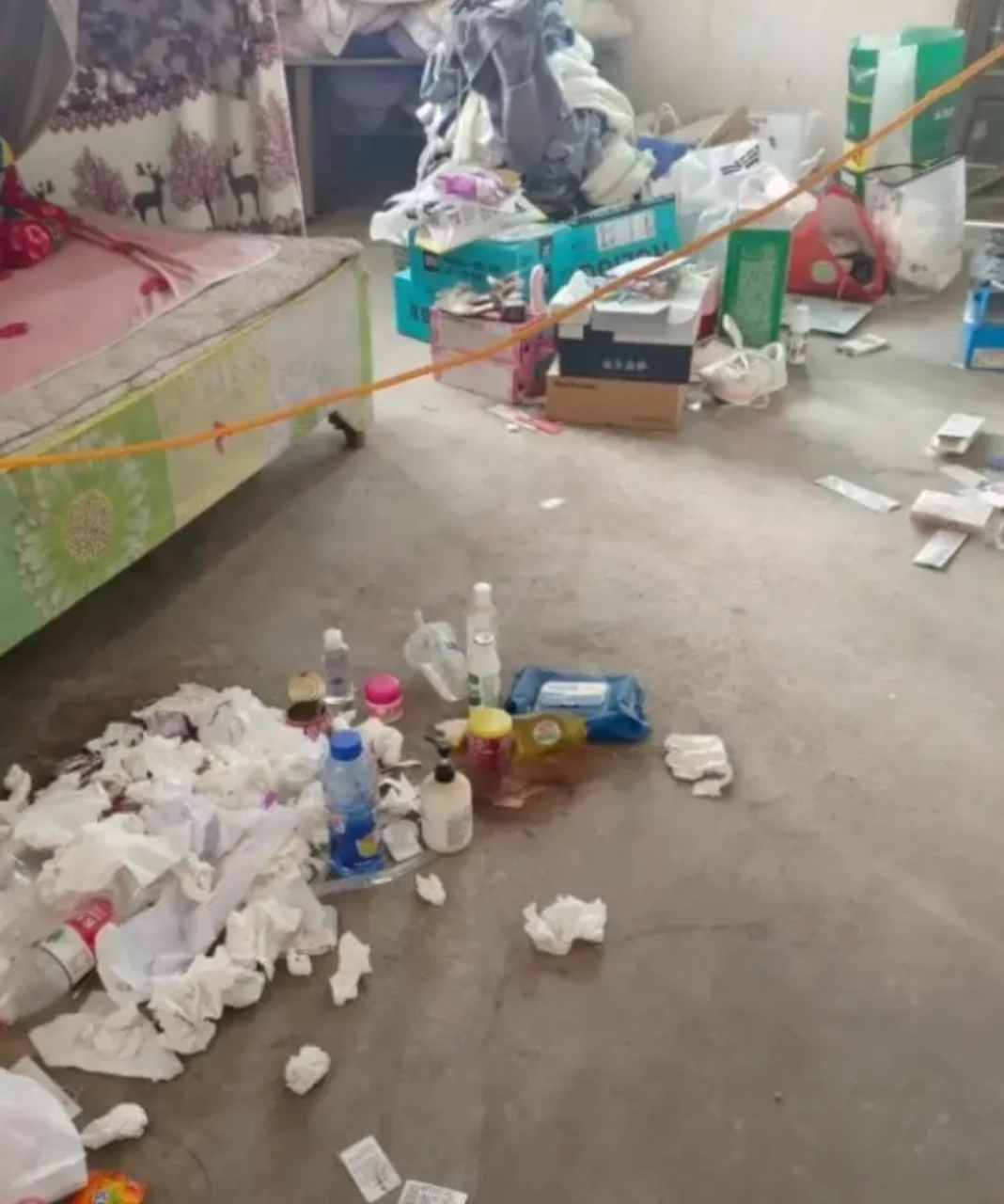 这个女租客太懒了,不爱干净不打扫,这一地卫生纸