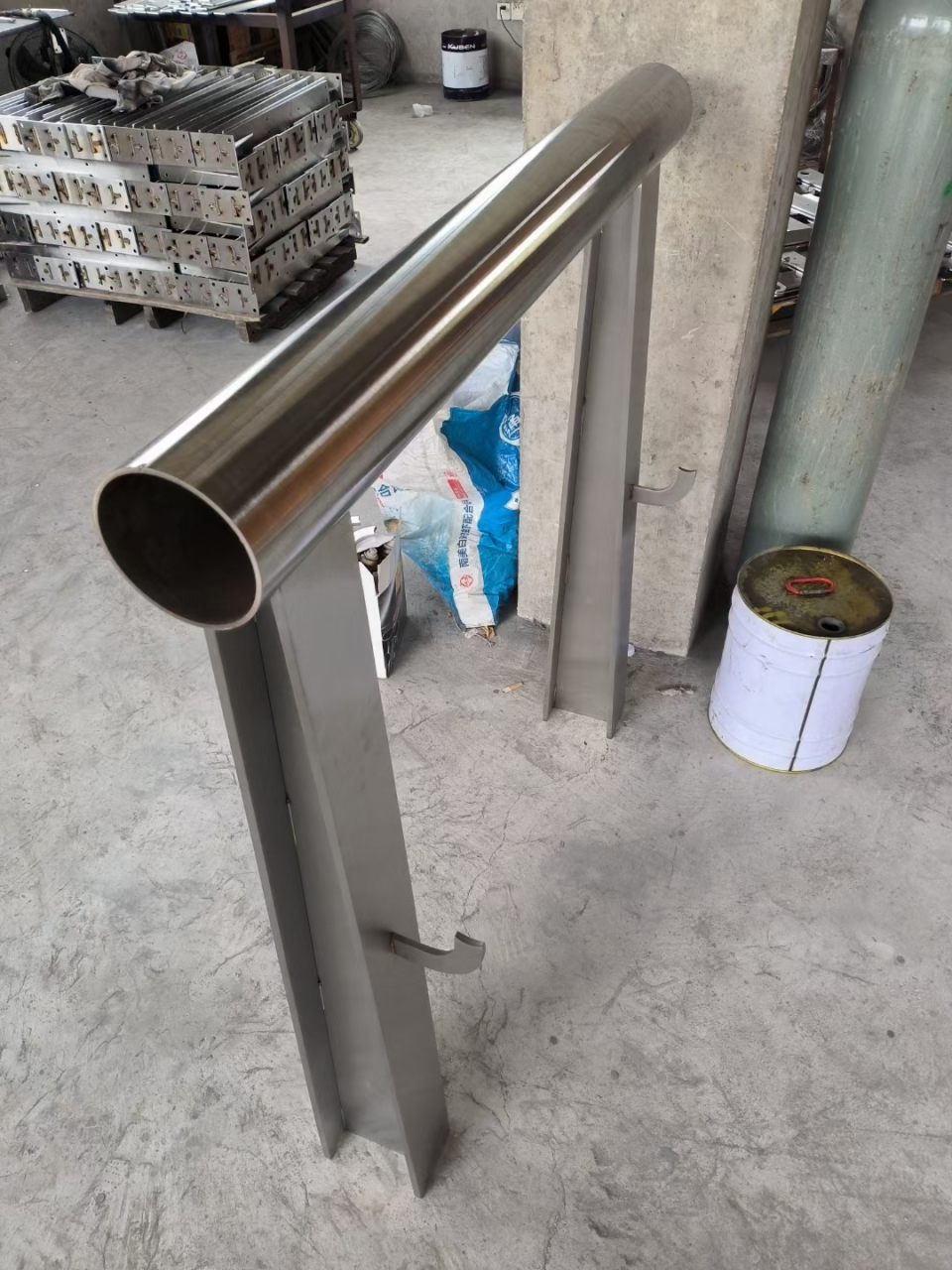 304不锈钢复合管护栏安装施工现场 不锈钢护栏立柱