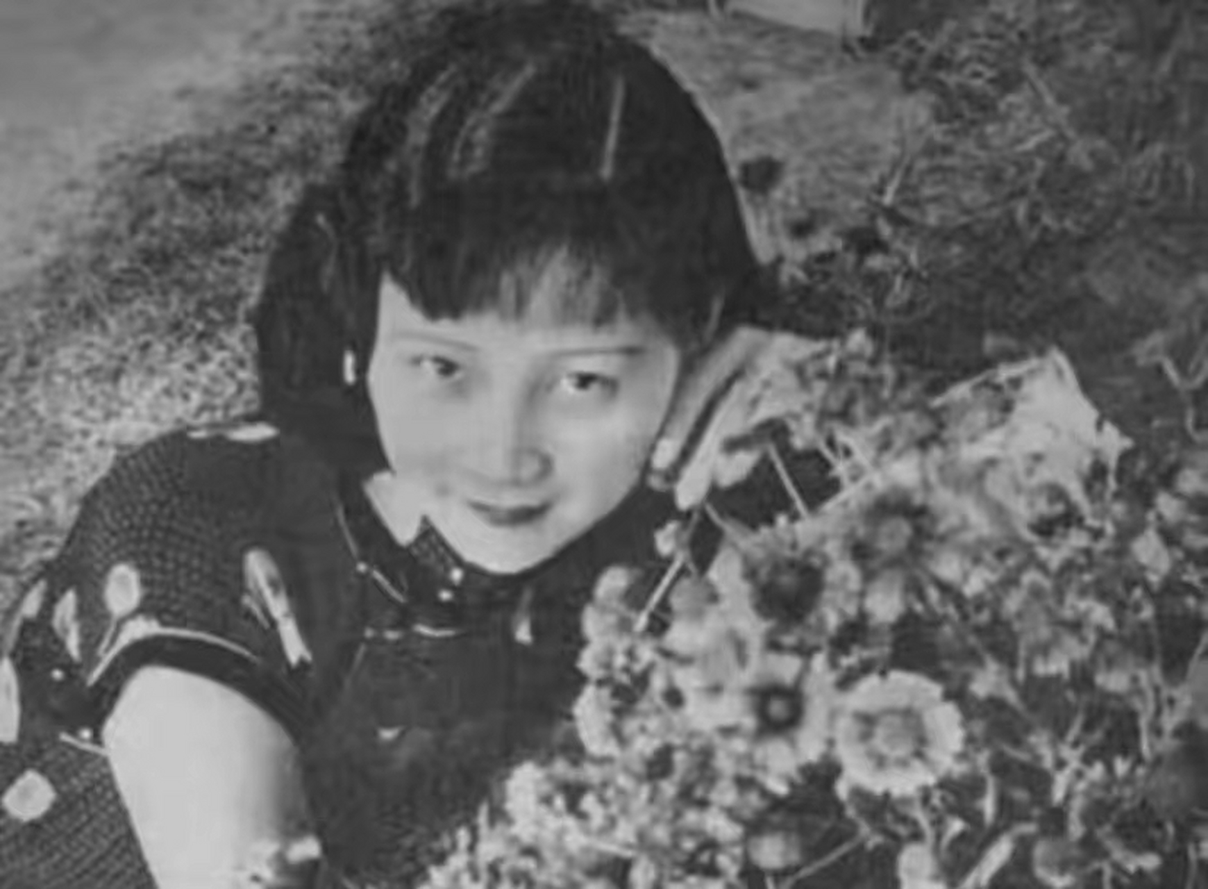 这位美艳妖娆的女子名叫施旦,浙江诸暨人,出生在一个书香门第,而且