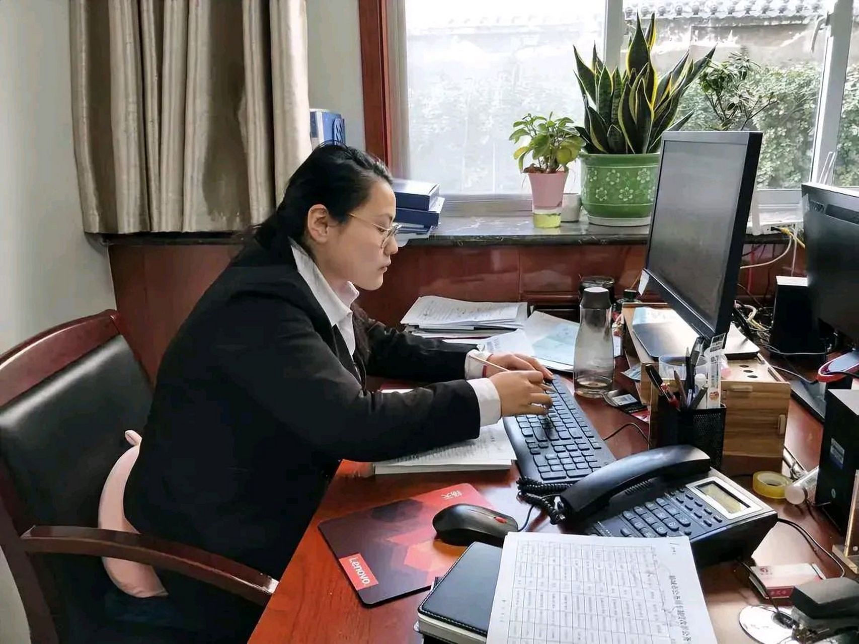 朋友是体制内的,今年五一晚上去单位值班就拍了一下自己的办公室,发个