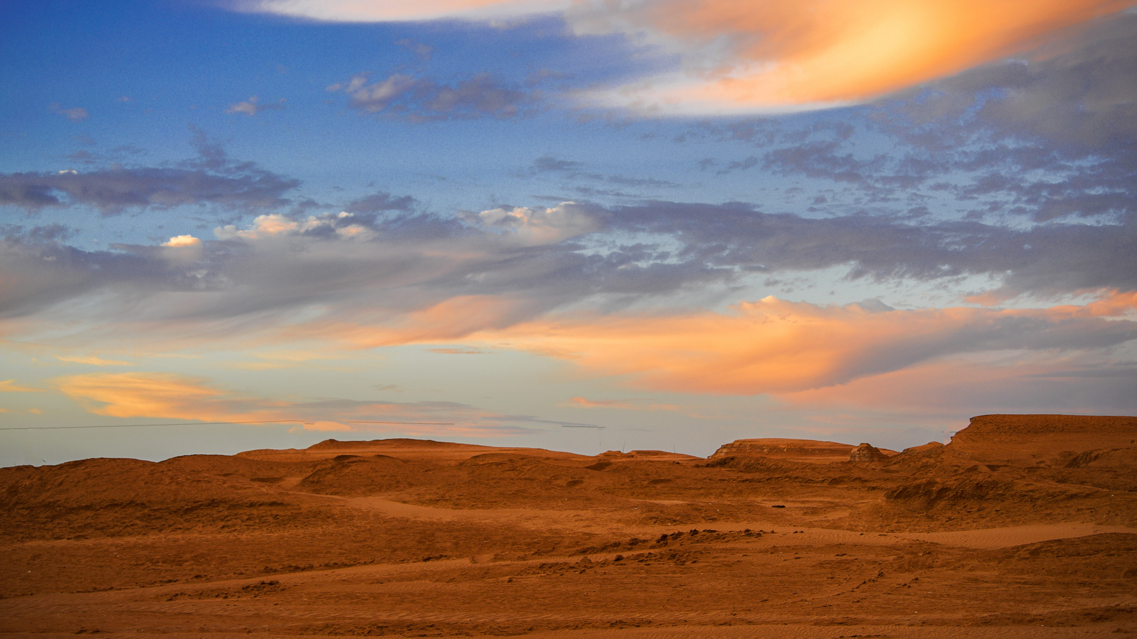 荒漠中晚霞更火红一青海柴达木盆地拍摄
