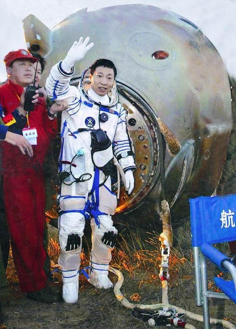 2003年10月16日6时23分,"神舟"五号载人飞船在内蒙古主着陆场成功着陆