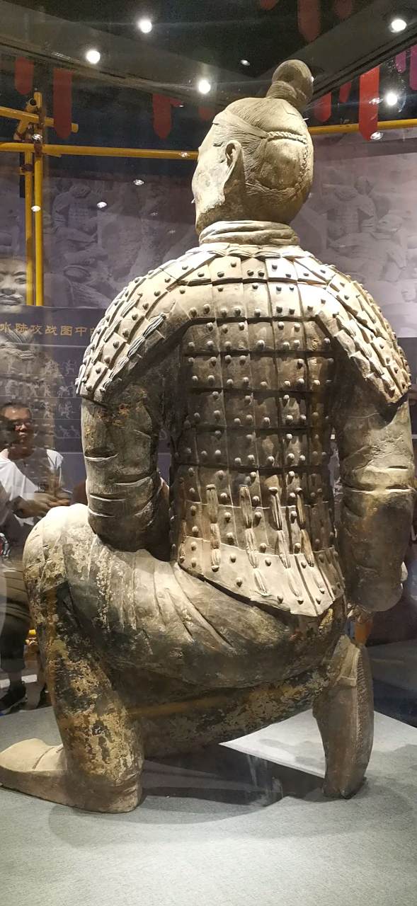 秦始皇兵马俑二号坑出土的跪射俑是最完整的一例,他身穿战袍,外披铠甲