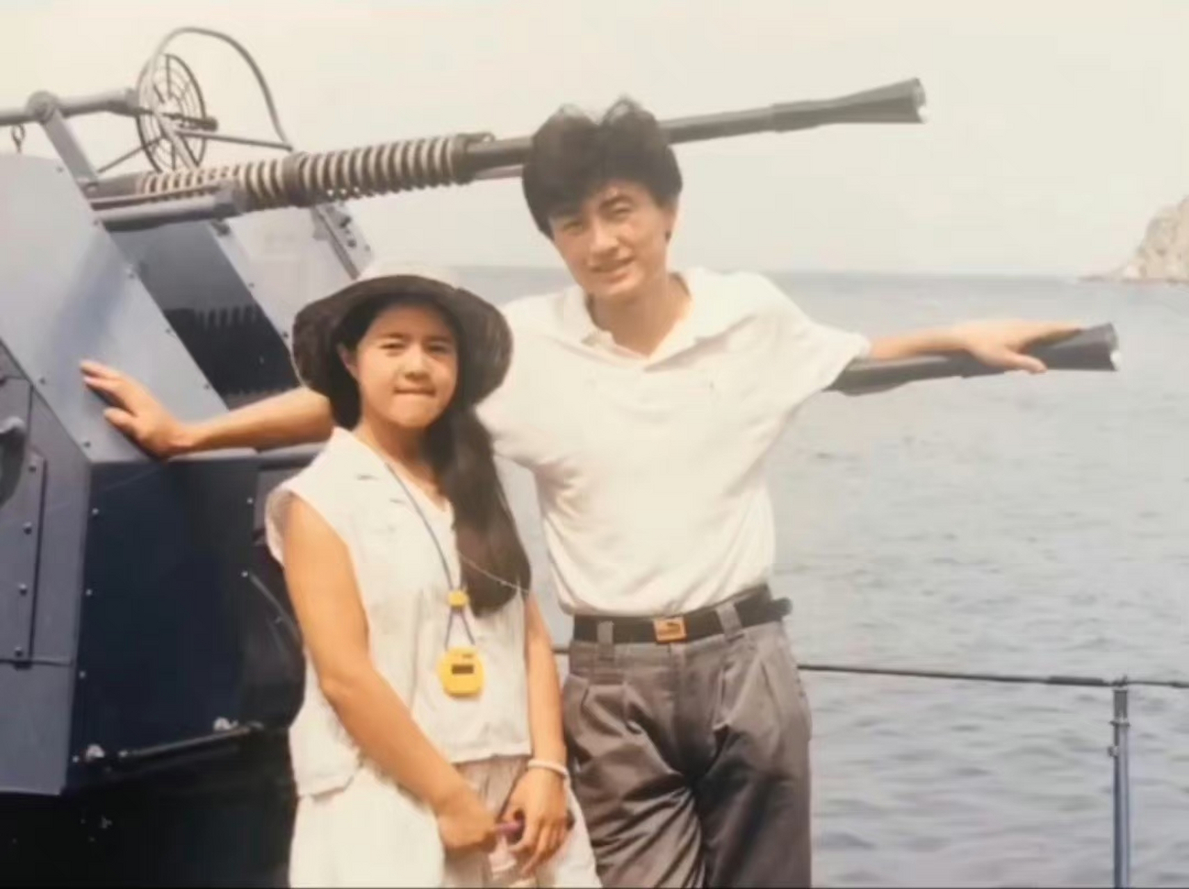 看金龟子年轻时的样子,她更适合留长发吧.