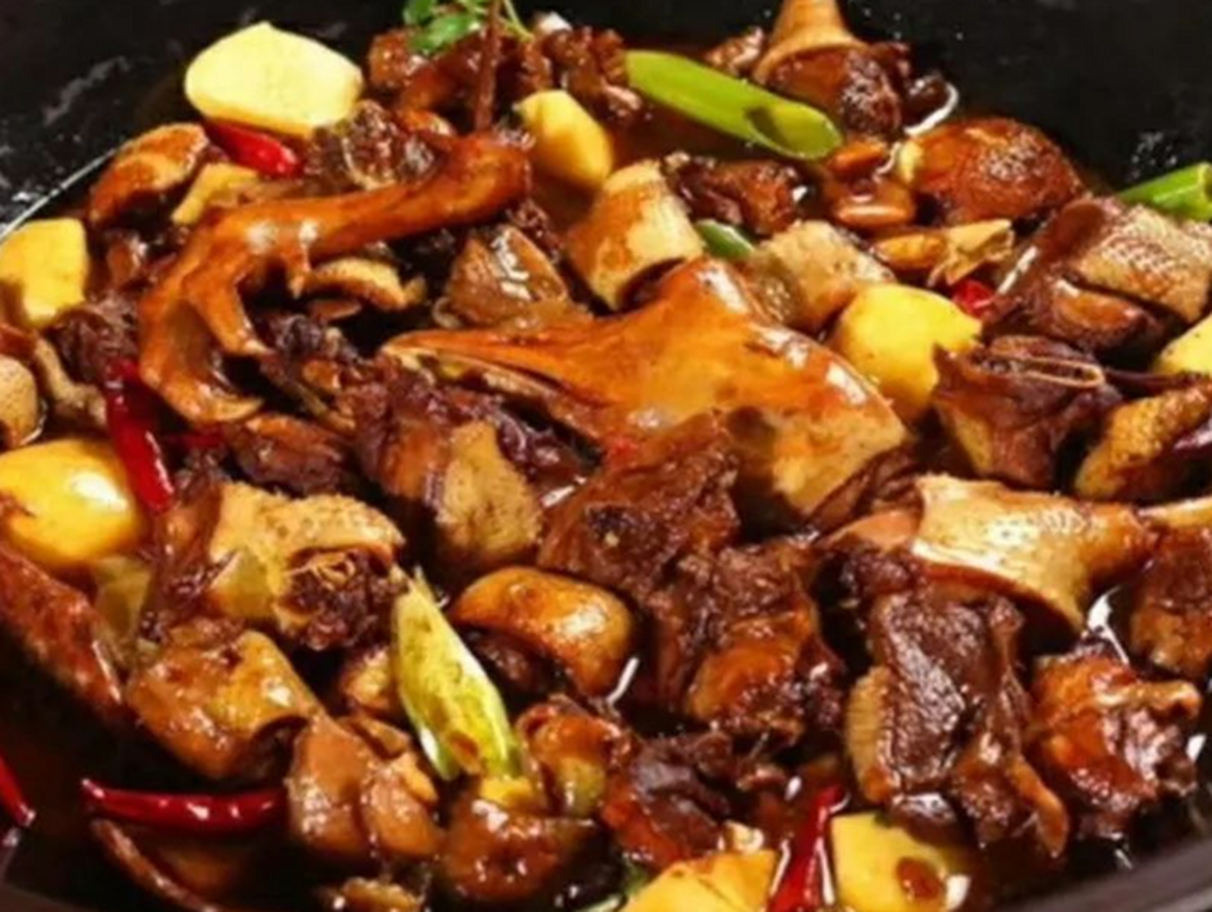 铁锅炖大鹅的做法:  材料: - 一只大鹅(约 2.5 公斤) - 姜片和葱段 - 