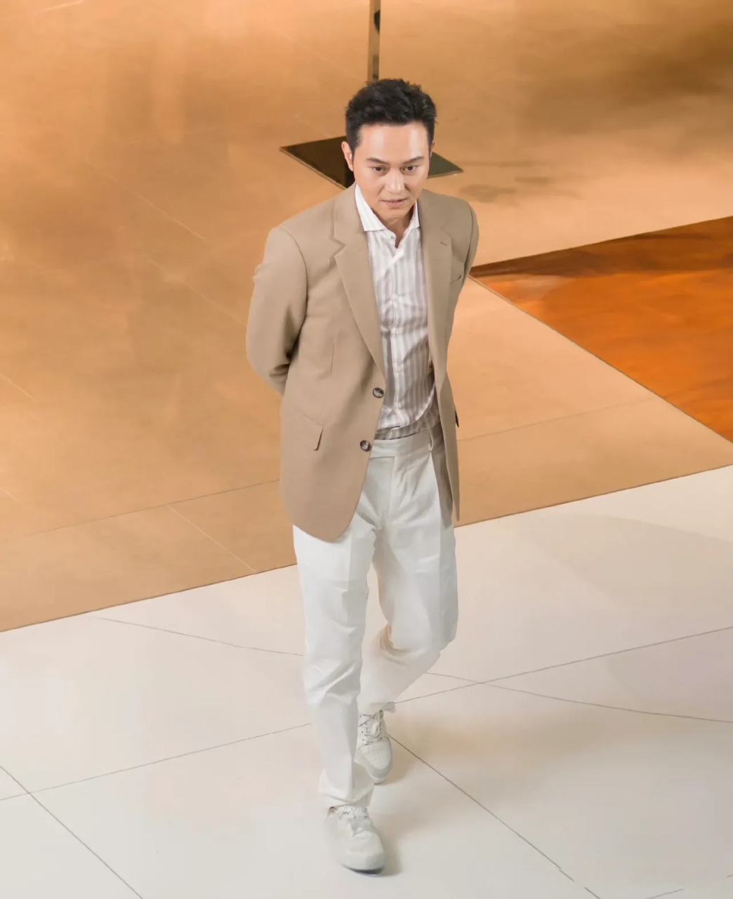 张智霖本人真的很帅很有型,身材保持的真好一点儿也没发福,眼睛很大