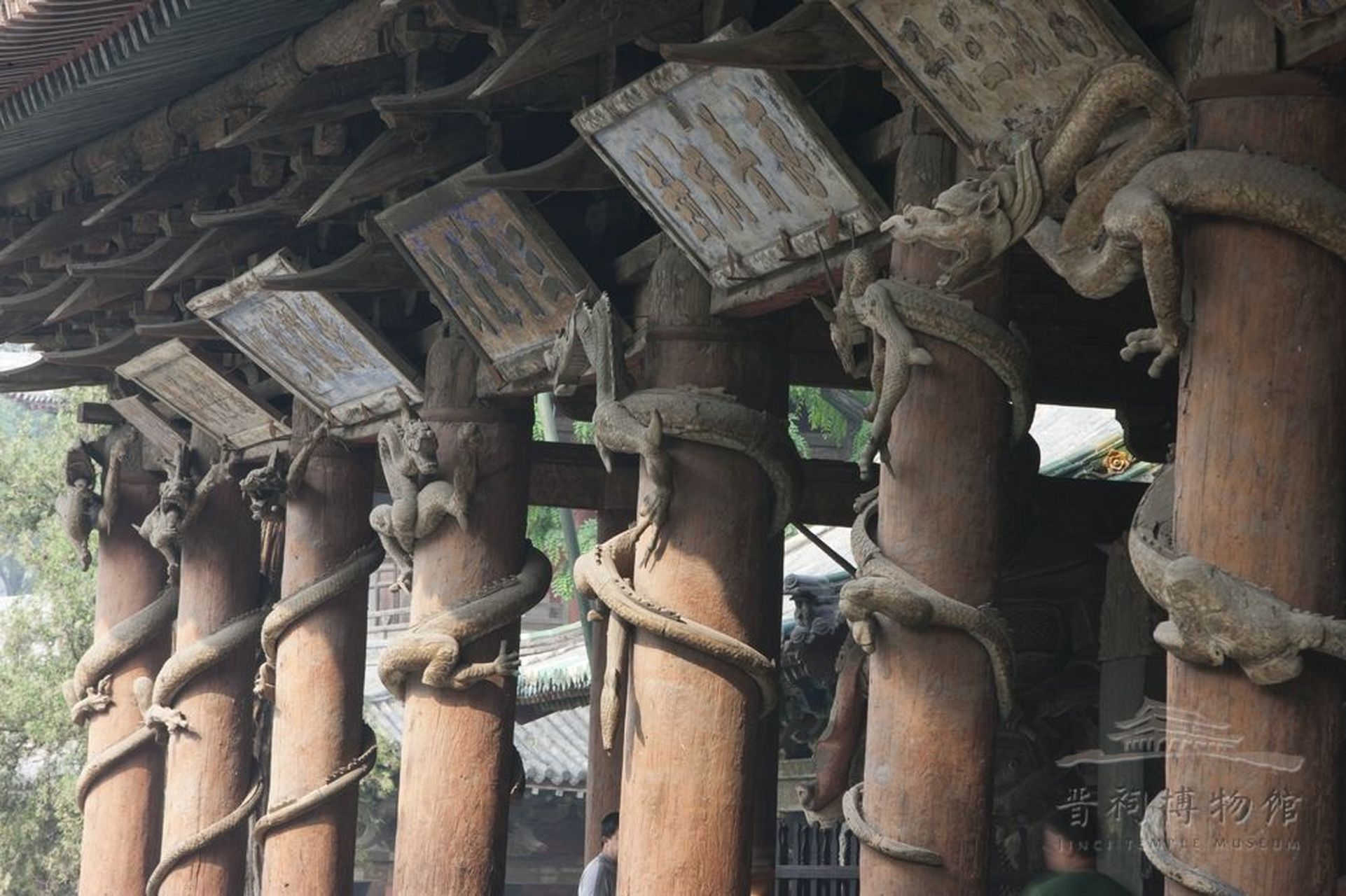 这是中国现存最早的木雕龙柱,在山西晋祠圣母殿的前檐廊柱上,1000多年