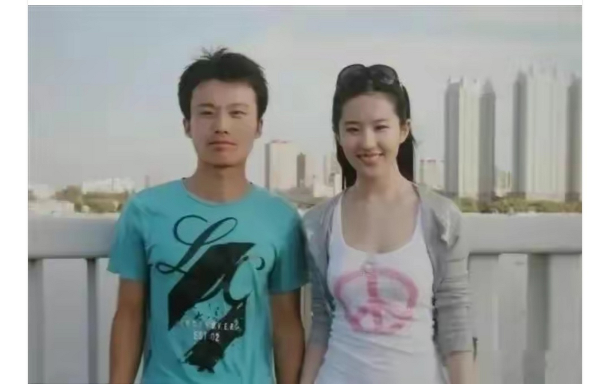 这是大学时期的刘亦菲,和她合照的这位男同学怕是怎么也想不到,那个