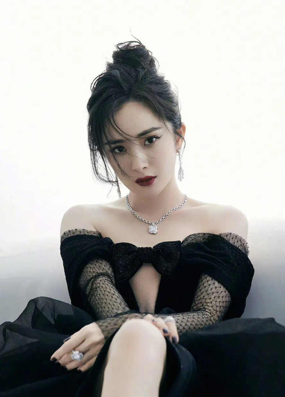 杨幂前阵子的私服一直在穿prada,团队和品牌也走得非常密切,现在品牌