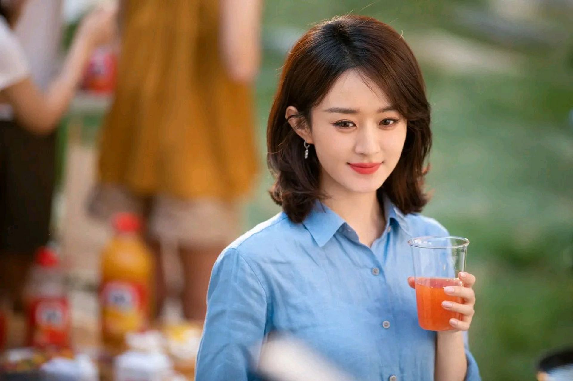 赵丽颖换了发型后越来越知性了!