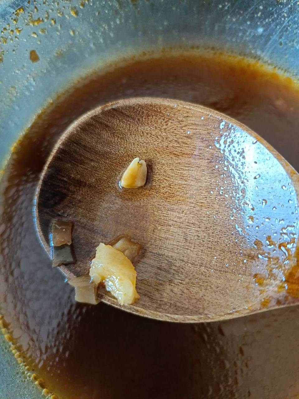 吃螺蛳粉把牙硌掉了