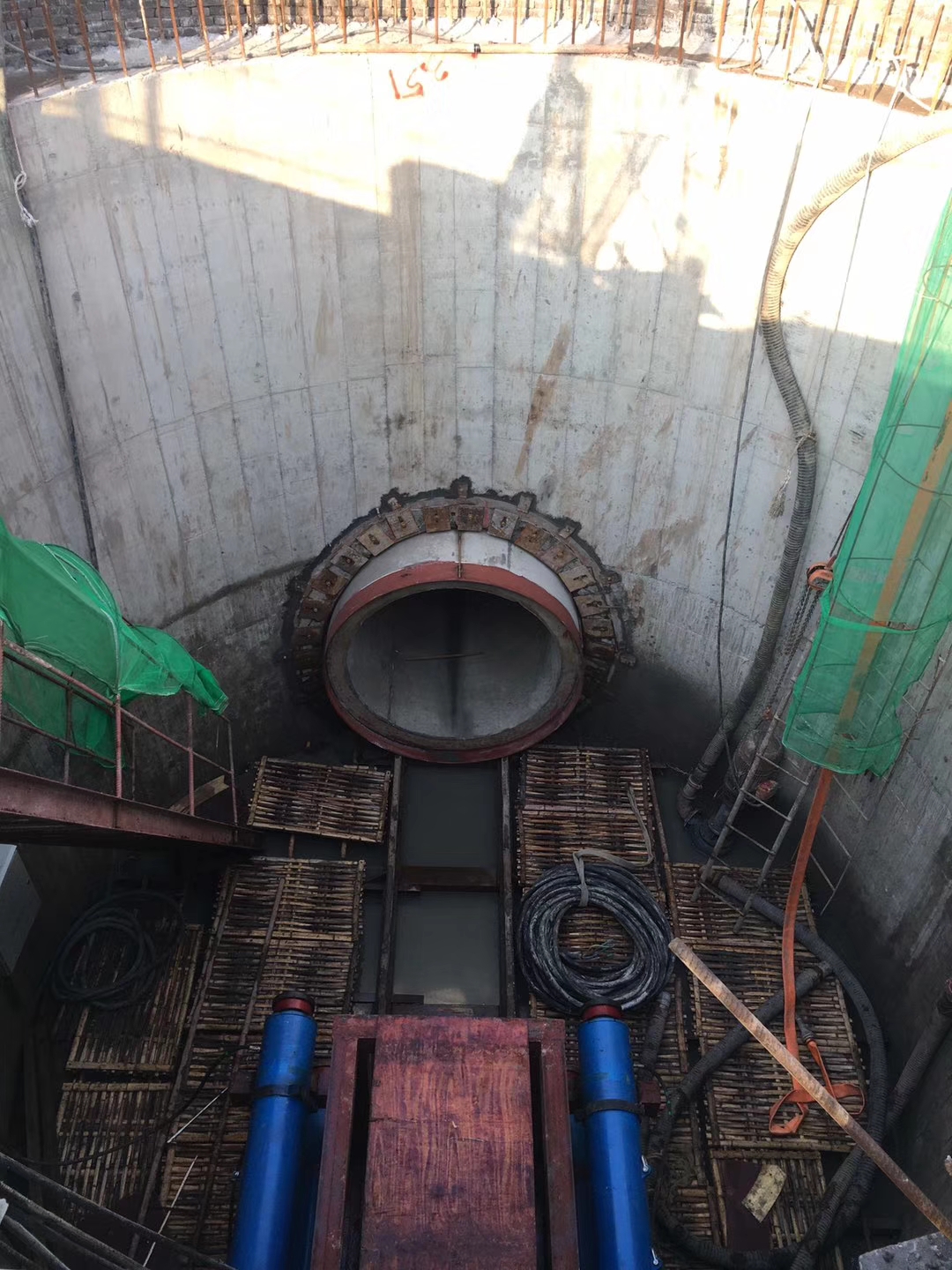 山东顶管施工队伍,济南青岛临沂等水泥管管道顶管穿越!