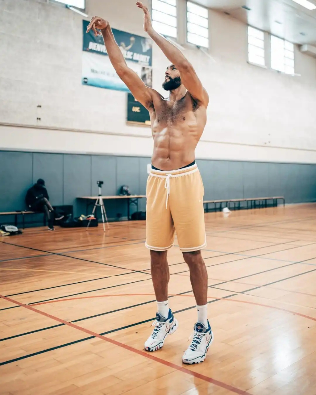 戈贝尔在ins晒出一组训练图,肌肉感满满,内裤上的nike logo也够抢眼的